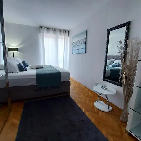 Lindy Apartment Split
